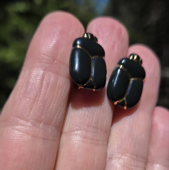 Black Porcelian & Gold Scarab Screw On Vintage Earrings - Picture 5 of 7